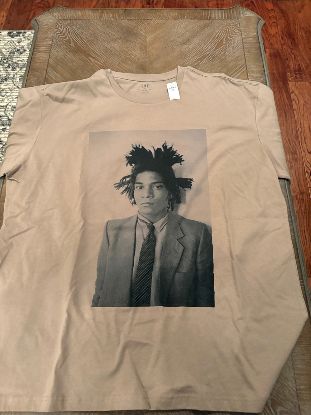 GAP Men’s Beige Graphic Photo Tee with Black-and-Gray Portrait